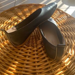 Size 8.5 Everlane Italian Leather Day Glove in Black. Gently worn.